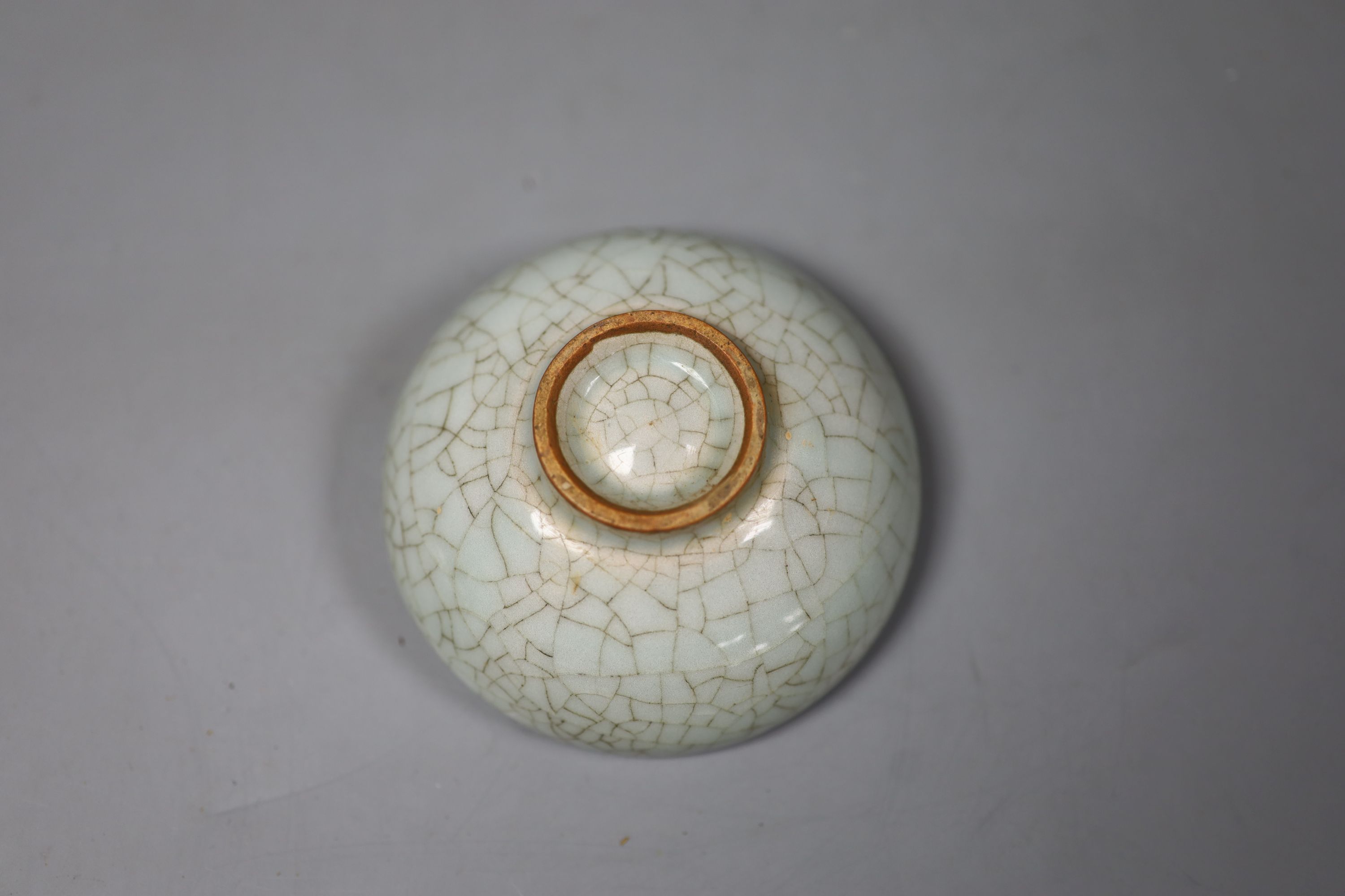 A Chinese crackle glaze bowl 9.5cm diam